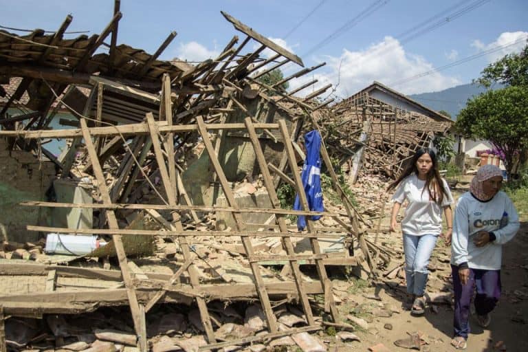 dampak gempa bandung